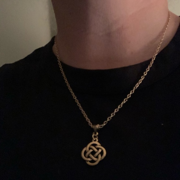 Beautiful Celtic Knot Necklace: New, never worn. - Picture 6 of 6